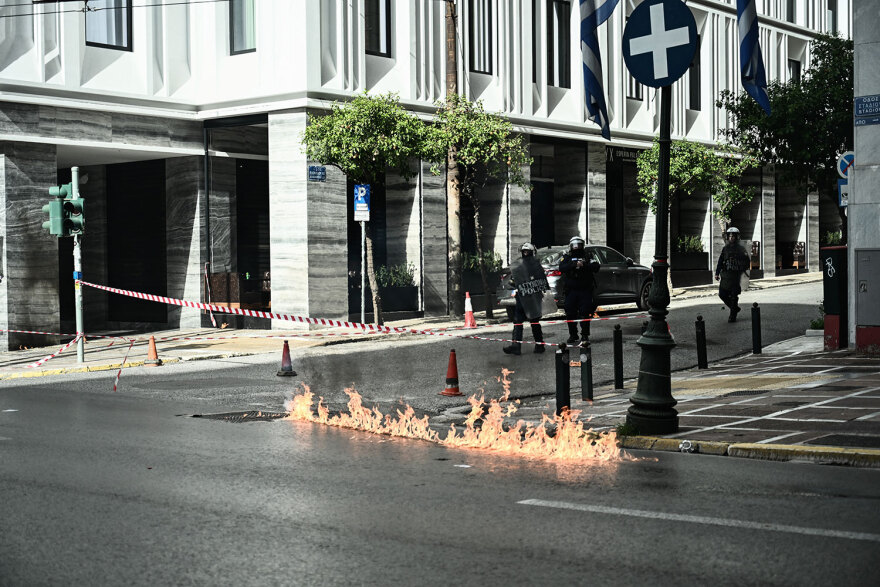 Πανεκπαιδευτικό: Σοβαρά επεισόδια με 9 τραυματίες στο Σύνταγμα  - Παραμένουν γύρω από τη Βουλή οι διαδηλωτές