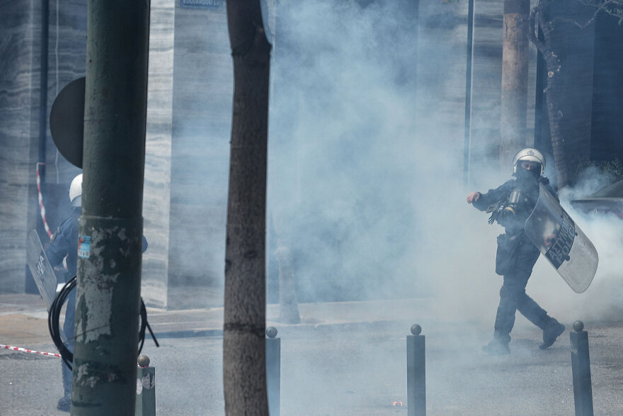 Πανεκπαιδευτικό: Σοβαρά επεισόδια με 9 τραυματίες στο Σύνταγμα  - Παραμένουν γύρω από τη Βουλή οι διαδηλωτές