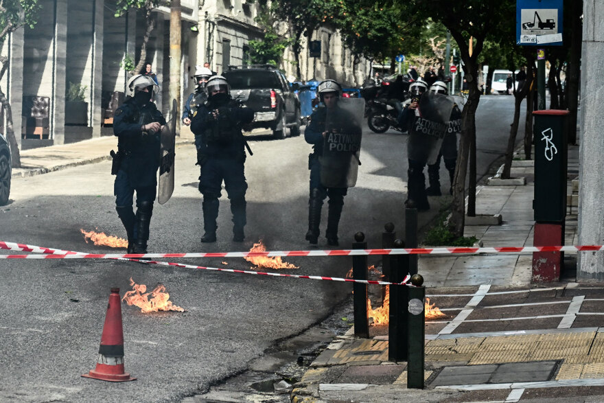 Πανεκπαιδευτικό: Σοβαρά επεισόδια με 9 τραυματίες στο Σύνταγμα  - Παραμένουν γύρω από τη Βουλή οι διαδηλωτές