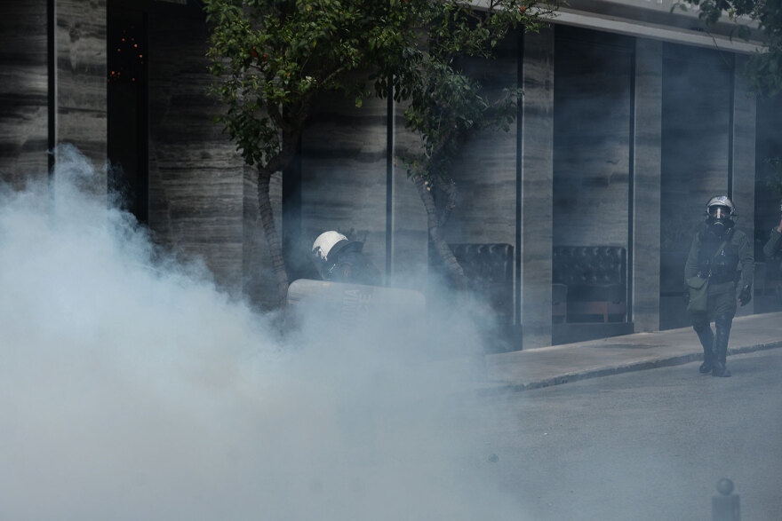 Πανεκπαιδευτικό: Σοβαρά επεισόδια με 9 τραυματίες στο Σύνταγμα  - Παραμένουν γύρω από τη Βουλή οι διαδηλωτές