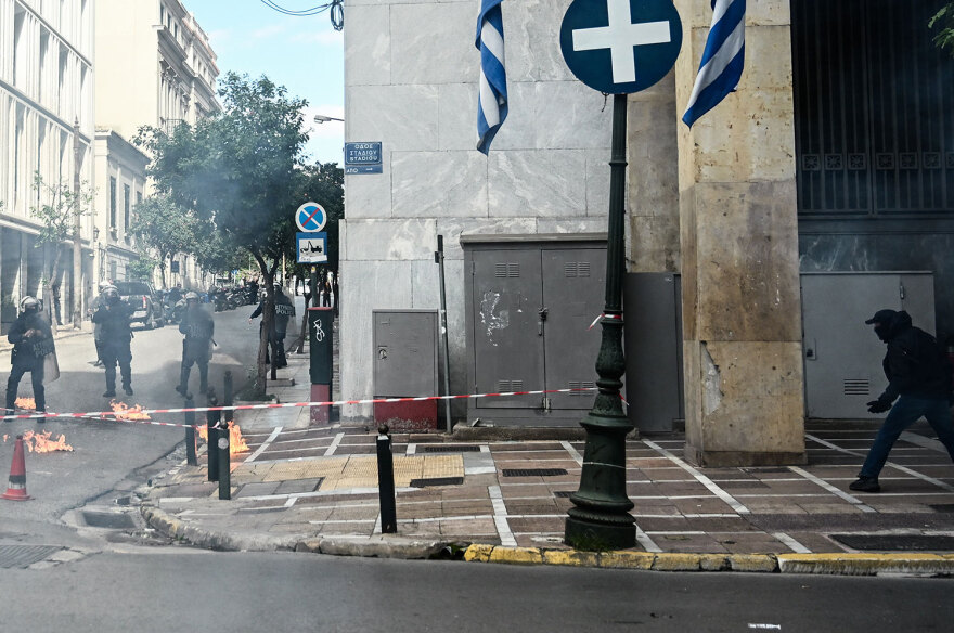 Πανεκπαιδευτικό: Σοβαρά επεισόδια με 9 τραυματίες στο Σύνταγμα  - Παραμένουν γύρω από τη Βουλή οι διαδηλωτές