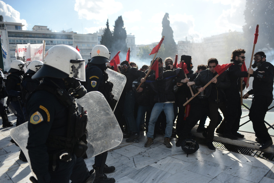 Πανεκπαιδευτικό: Σοβαρά επεισόδια με 9 τραυματίες στο Σύνταγμα  - Παραμένουν γύρω από τη Βουλή οι διαδηλωτές