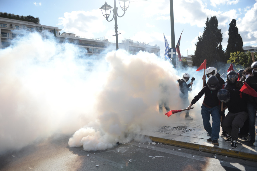 Πανεκπαιδευτικό: Σοβαρά επεισόδια με 9 τραυματίες στο Σύνταγμα  - Παραμένουν γύρω από τη Βουλή οι διαδηλωτές