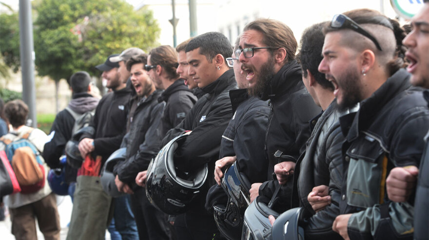 Σε εξέλιξη η πορεία στο κέντρο της Αθήνας  - Δείτε βίντεο και φωτογραφίες από το πανεκπαιδευτικό συλλαλητήριο