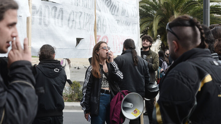 Σε εξέλιξη η πορεία στο κέντρο της Αθήνας  - Δείτε βίντεο και φωτογραφίες από το πανεκπαιδευτικό συλλαλητήριο