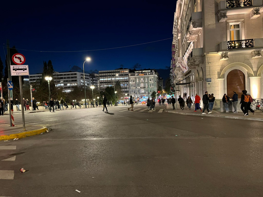 Πανεκπαιδευτικό: Σοβαρά επεισόδια με 9 τραυματίες στο Σύνταγμα  - Παραμένουν γύρω από τη Βουλή οι διαδηλωτές