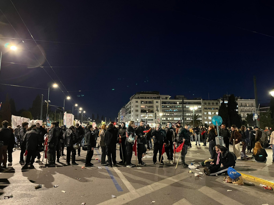 Πανεκπαιδευτικό: Σοβαρά επεισόδια με 9 τραυματίες στο Σύνταγμα  - Παραμένουν γύρω από τη Βουλή οι διαδηλωτές
