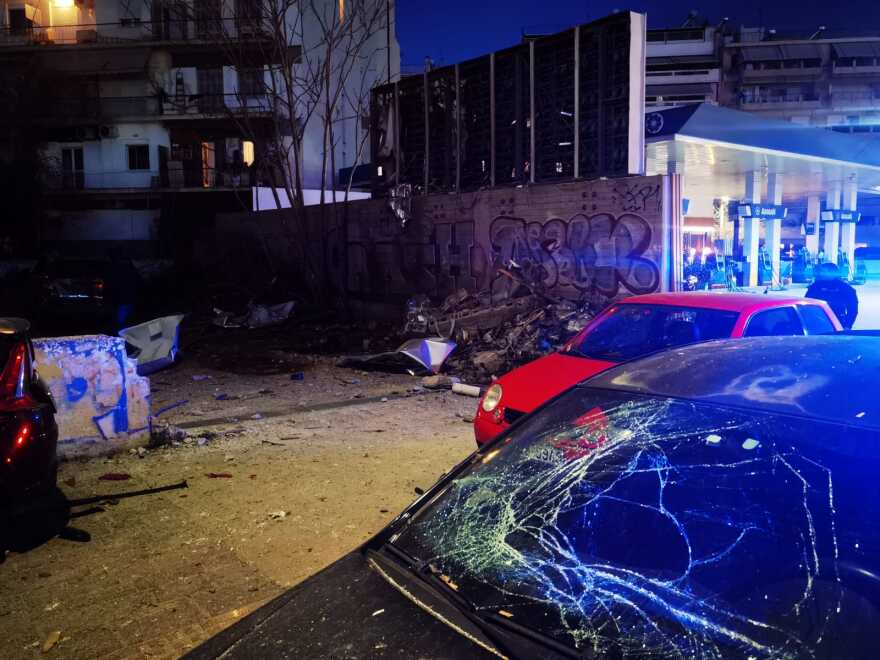 Βομβιστική επίθεση σε βενζινάδικο στον Πειραιά: Νονοί της νύχτας πίσω από την έκρηξη - Πού στρέφονται οι έρευνες των Αρχών