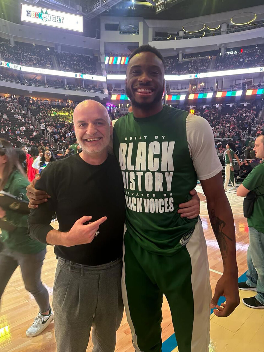 Ελληνική μόδα στη Νέα  Υόρκη από τον Γιώργο Παπαδόγαμβρο - H αγκαλιά με τον Αντετοκούνμπο 