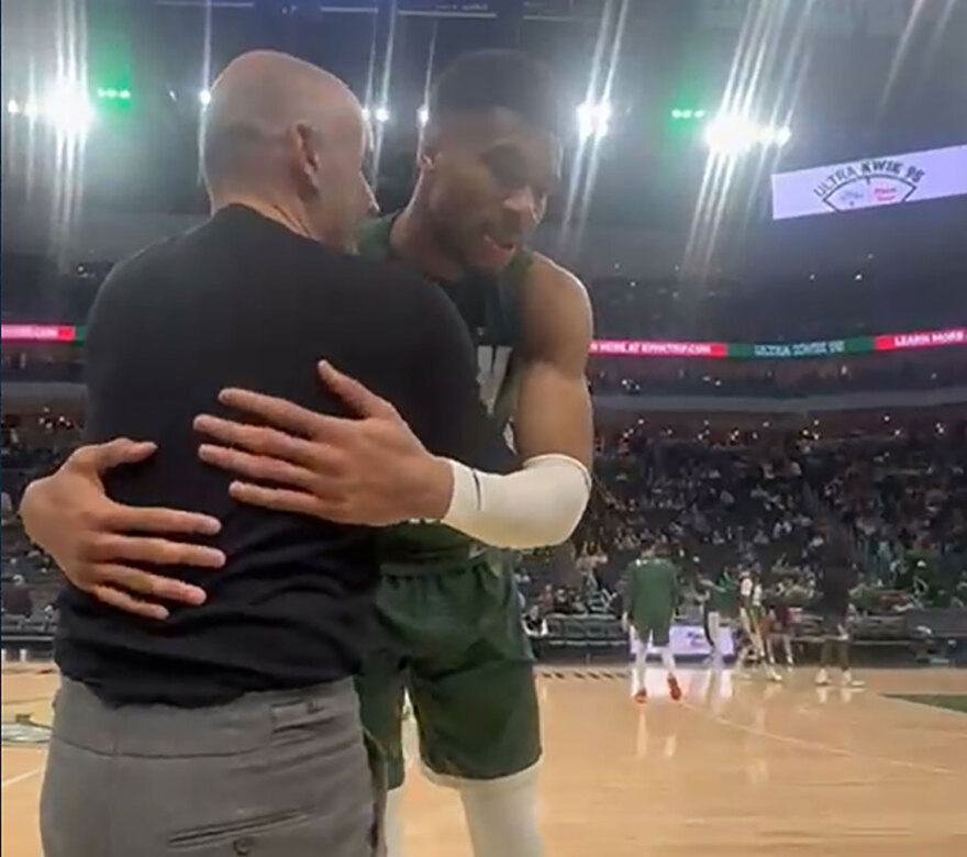 Ελληνική μόδα στη Νέα  Υόρκη από τον Γιώργο Παπαδόγαμβρο - H αγκαλιά με τον Αντετοκούνμπο 