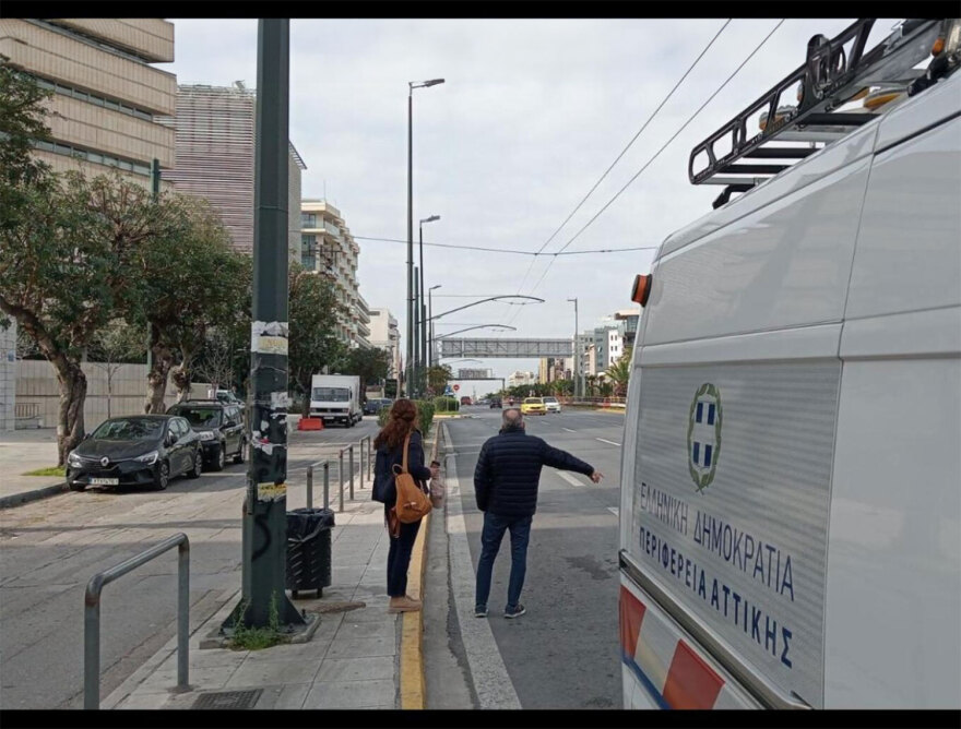 Νέα αφισορύπανση στην Αττική - Με εντολή Χαρδαλιά ξηλώνονται και οι αφίσες του ΚΚΕ