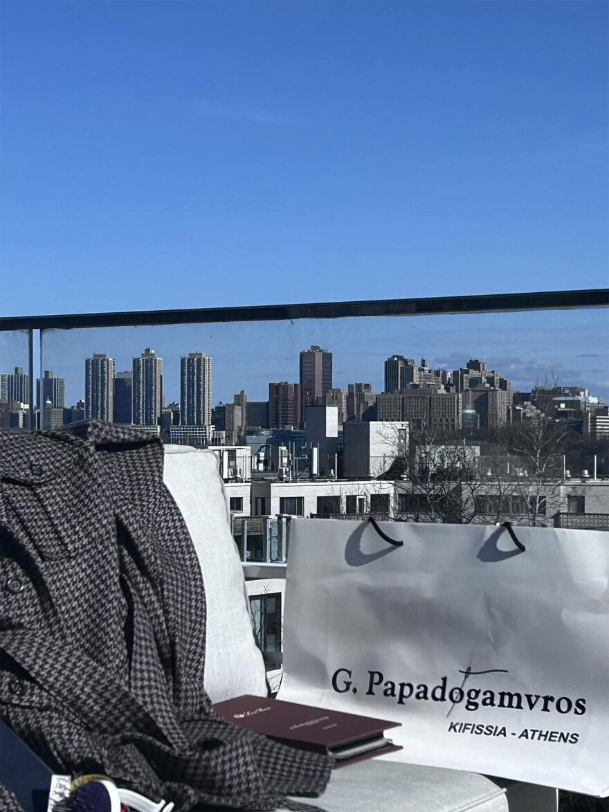 Ελληνική μόδα στη Νέα  Υόρκη από τον Γιώργο Παπαδόγαμβρο - H αγκαλιά με τον Αντετοκούνμπο 