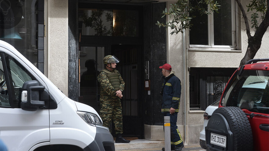 Απομακρύνθηκαν από πυροτεχνουργούς του Στρατού οι χειροβομβίδες από το σπίτι στην Σκουφά - Βίντεο και φωτογραφίες