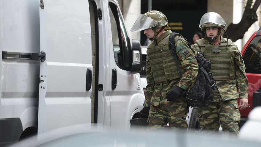 Απομακρύνθηκαν από πυροτεχνουργούς του Στρατού οι χειροβομβίδες από το σπίτι στην Σκουφά - Βίντεο και φωτογραφίες