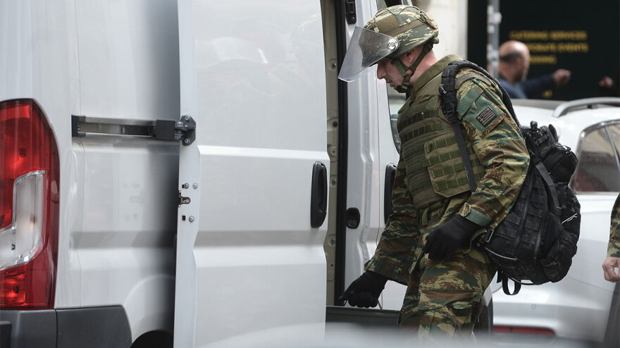 Απομακρύνθηκαν από πυροτεχνουργούς του Στρατού οι χειροβομβίδες από το σπίτι στην Σκουφά - Βίντεο και φωτογραφίες