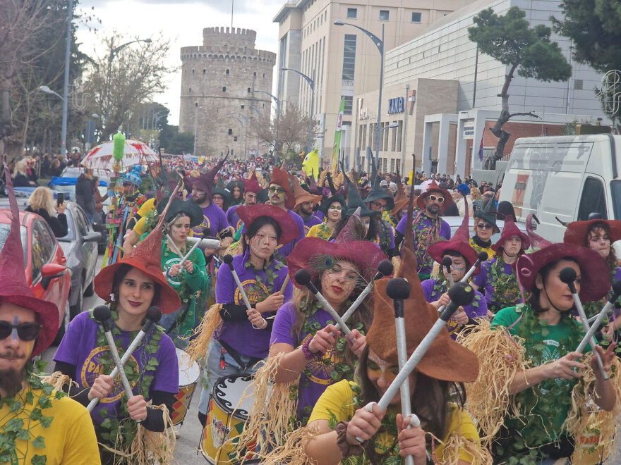 Θεσσαλονίκη: Πλήθος κόσμου στην καρναβαλική παρέλαση - Μασκαράδες με ευφάνταστες στολές και τύμπανα (βίντεο και φωτογραφίες)