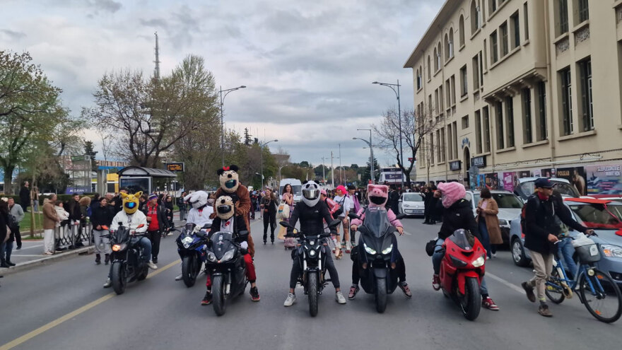 Θεσσαλονίκη: Πλήθος κόσμου στην καρναβαλική παρέλαση - Μασκαράδες με ευφάνταστες στολές και τύμπανα (βίντεο και φωτογραφίες)