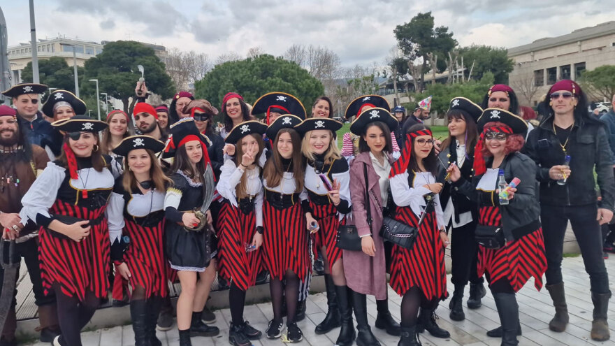 Θεσσαλονίκη: Πλήθος κόσμου στην καρναβαλική παρέλαση - Μασκαράδες με ευφάνταστες στολές και τύμπανα (βίντεο και φωτογραφίες)