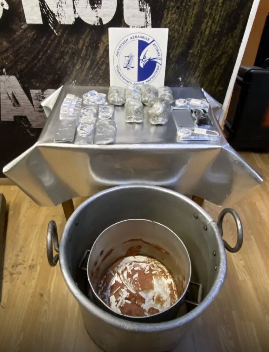 Φυλακές Κορυδαλλού: Σωφρονιστικός υπάλληλος έκρυβε κινητά και ναρκωτικά σε διπλό πάτο κατσαρόλας