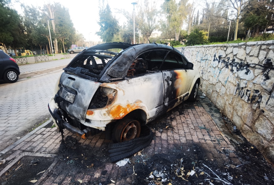 Επεισόδια στην Πανεπιστημιούπολη: Κουκουλοφόροι πέταξαν μολότοφ σε αστυνομικούς, έκαψαν οχήματα