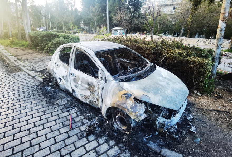 Επεισόδια στην Πανεπιστημιούπολη: Κουκουλοφόροι πέταξαν μολότοφ σε αστυνομικούς, έκαψαν οχήματα