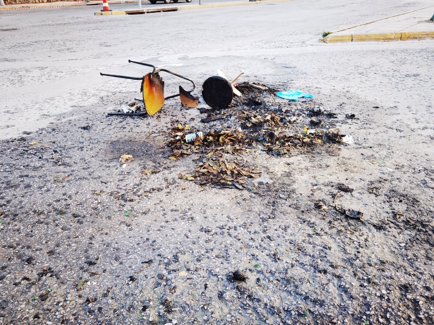 Επεισόδια στην Πανεπιστημιούπολη: Κουκουλοφόροι πέταξαν μολότοφ σε αστυνομικούς, έκαψαν οχήματα