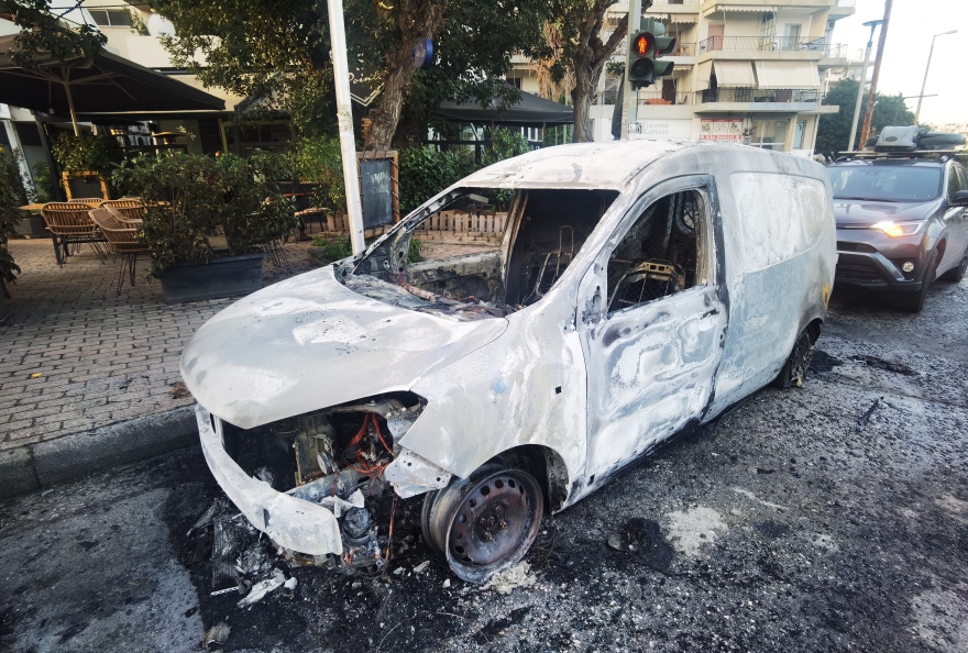 Επεισόδια στην Πανεπιστημιούπολη: Κουκουλοφόροι πέταξαν μολότοφ σε αστυνομικούς, έκαψαν οχήματα