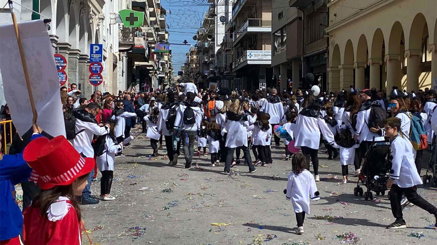 Πάτρα: Περίπου 20.000 μικροί καρναβαλιστές παρέλασαν σήμερα με τις πολύχρωμες στολές τους