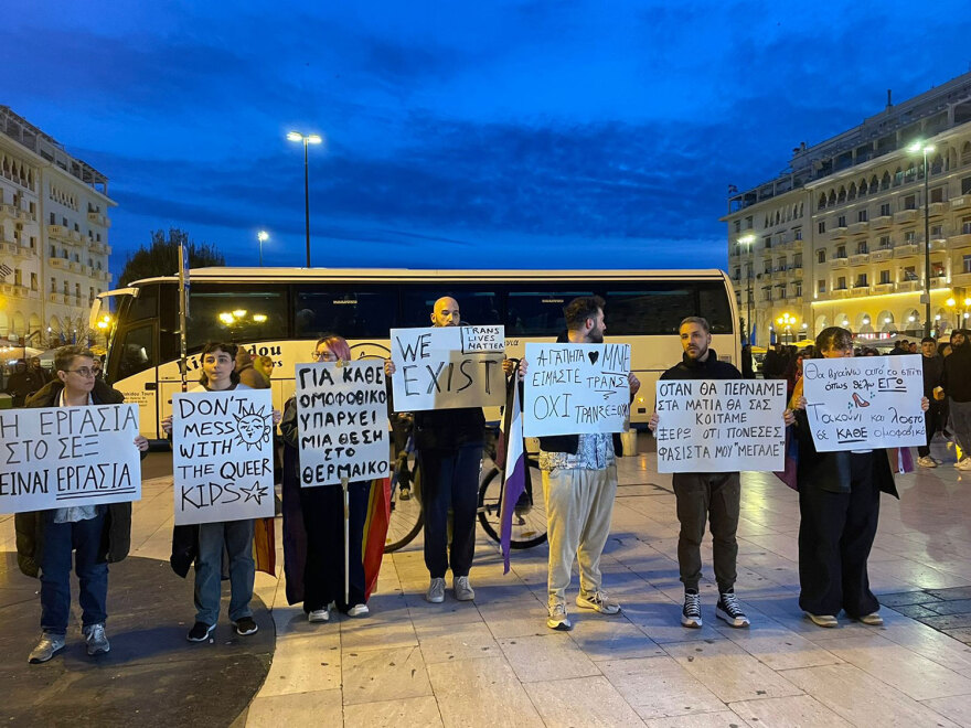 Θεσσαλονίκη: Συγκέντρωση διαμαρτυρίας για την ομοφοβική επίθεση στα τρανς άτομα - Βίντεο και φωτογραφίες