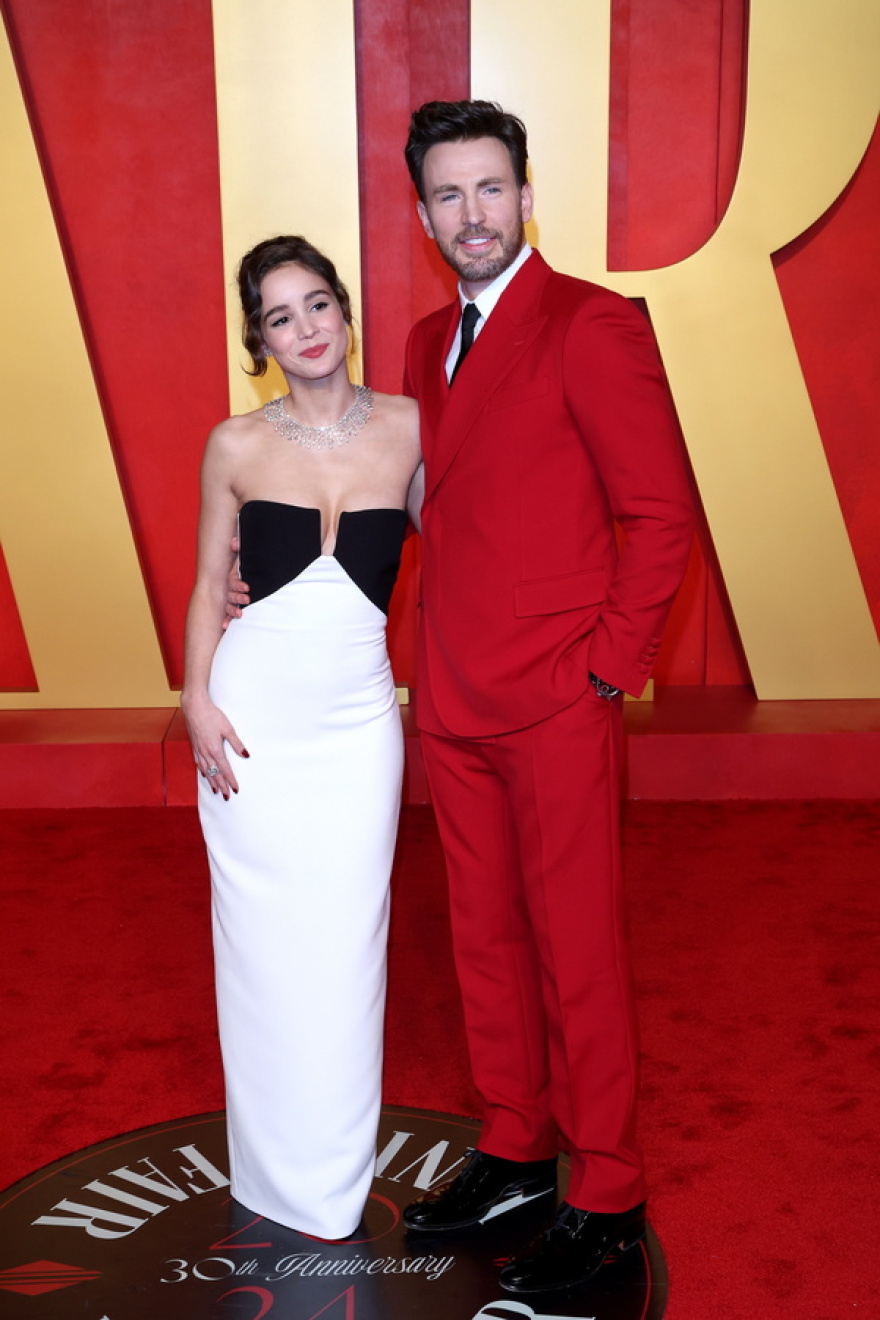 Όσκαρ: Η πρώτη δημόσια εμφάνιση του Κρις Έβανς και της Άλμπα Μπαπτίστα ως ανδρόγυνο στο πάρτι μετά την τελετή