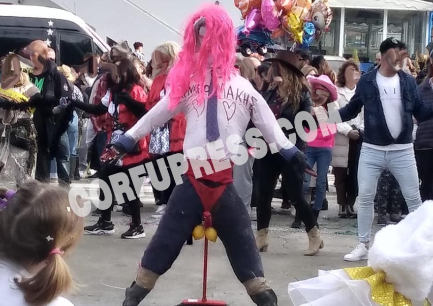 Κέρκυρα: Ομοφοβικό αμόκ σε καρναβάλι - Έβγαλαν καρνάβαλο «Κασσελάκη» με βαμμένα χείλια και γυναικεία εσώρουχα