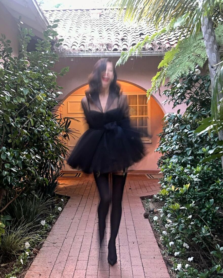 Ιρίνα Σάικ: Με κοντή μαύρη φούστα και ζαρτιέρες στο πάρτι μετά τα Όσκαρ