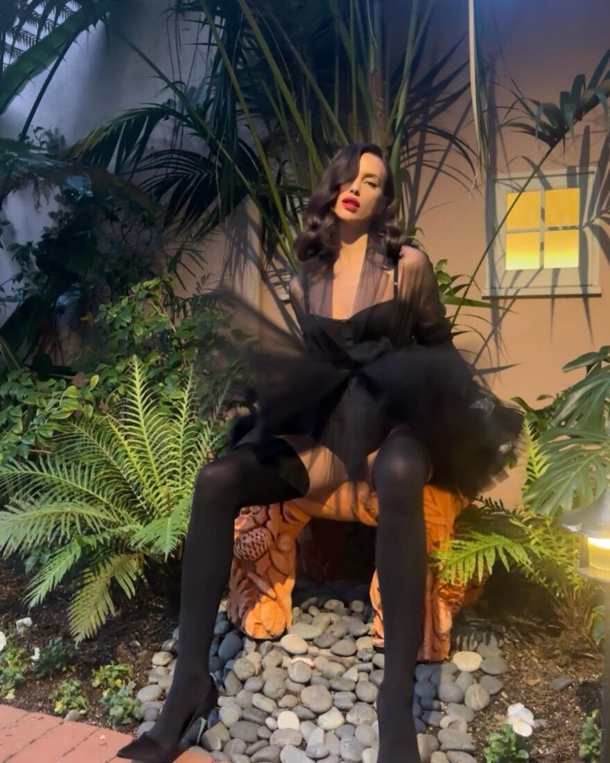 Ιρίνα Σάικ: Με κοντή μαύρη φούστα και ζαρτιέρες στο πάρτι μετά τα Όσκαρ