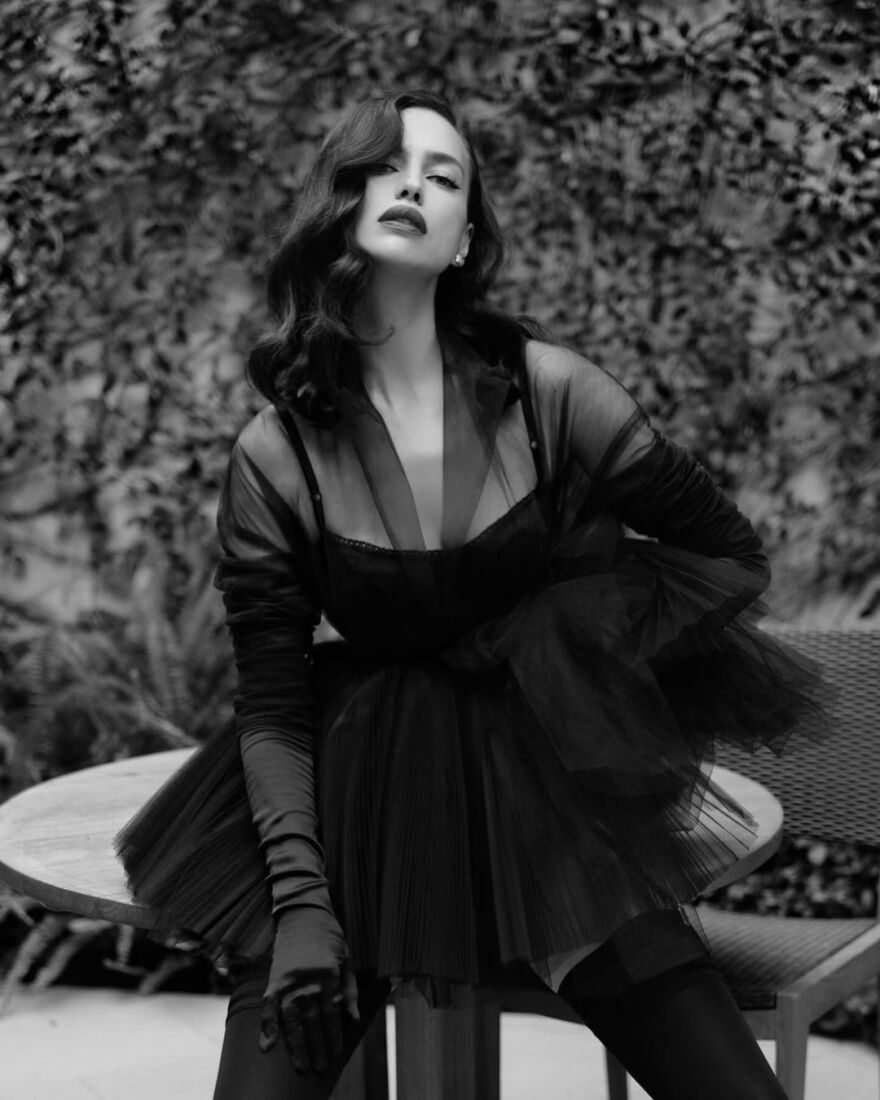 Ιρίνα Σάικ: Με κοντή μαύρη φούστα και ζαρτιέρες στο πάρτι μετά τα Όσκαρ