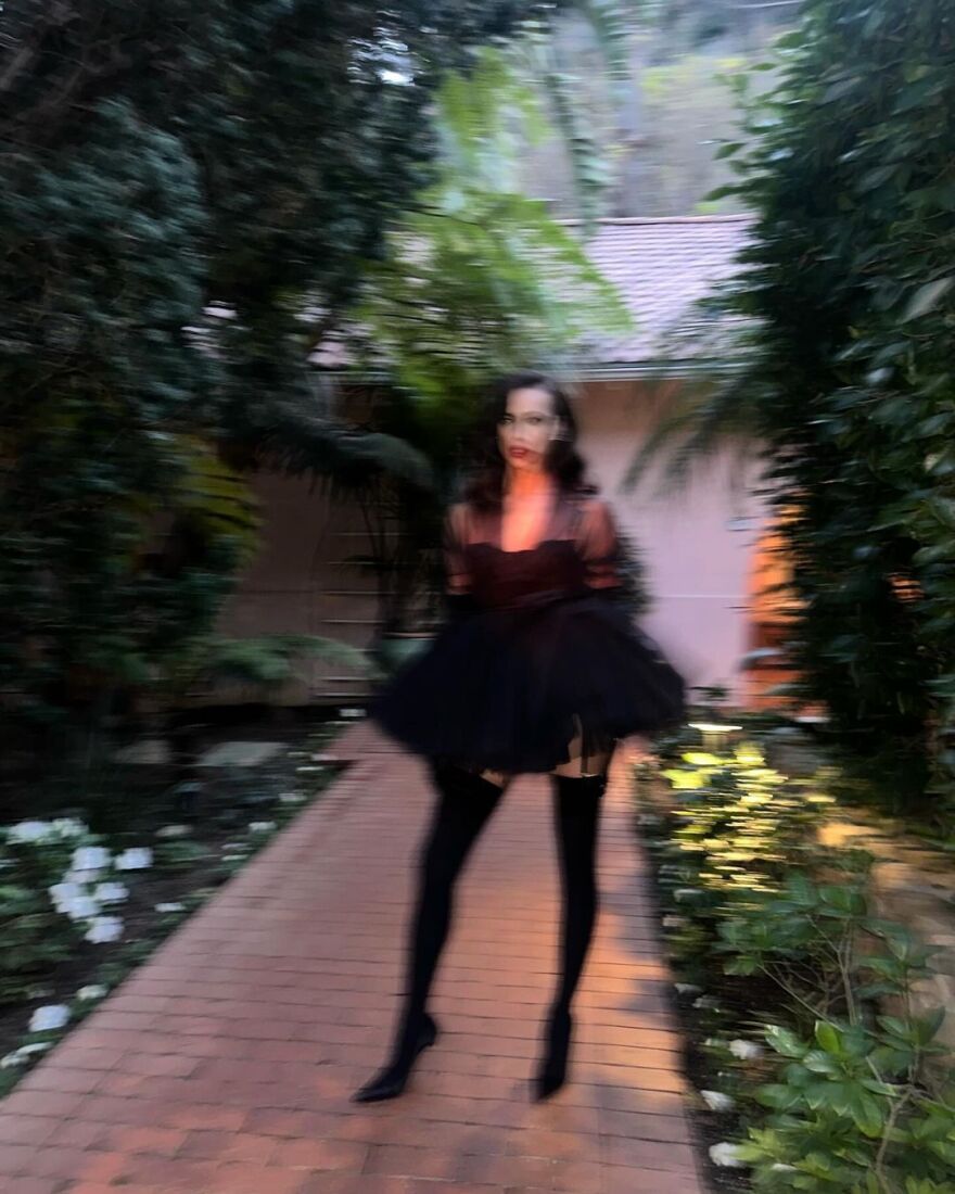 Ιρίνα Σάικ: Με κοντή μαύρη φούστα και ζαρτιέρες στο πάρτι μετά τα Όσκαρ