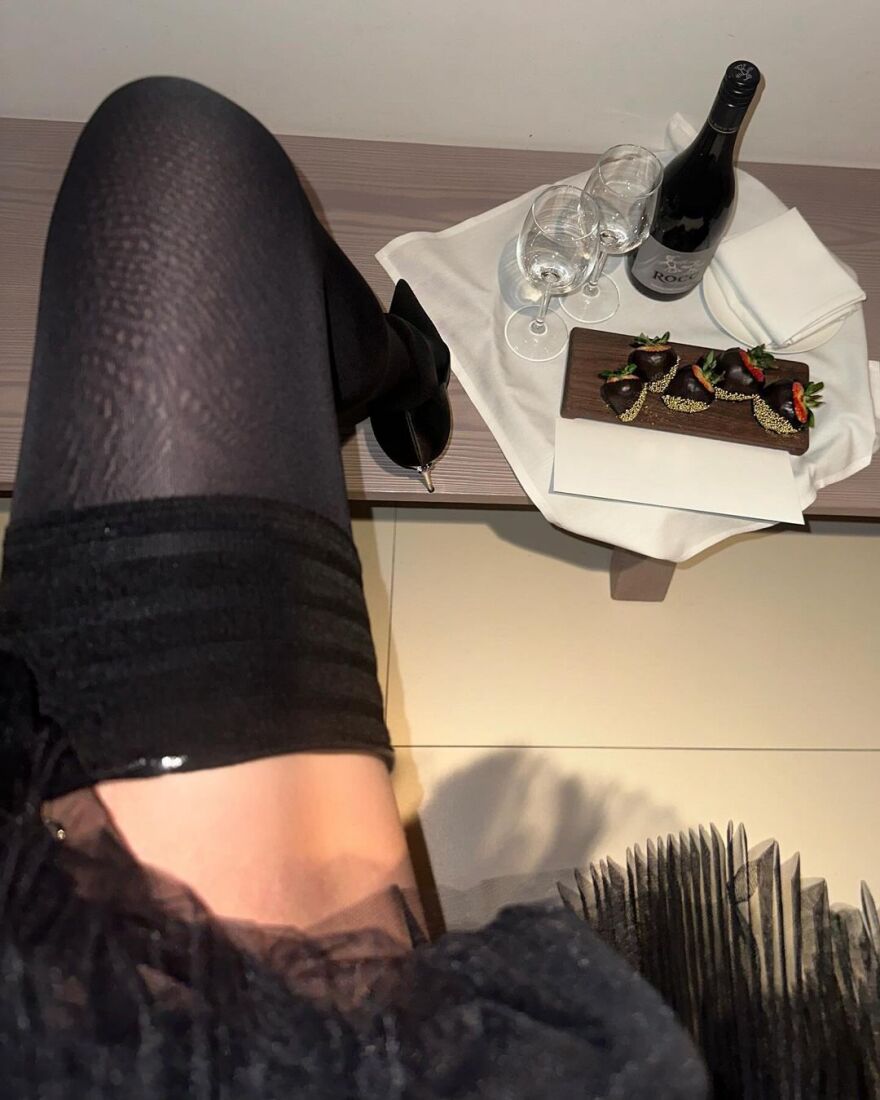 Ιρίνα Σάικ: Με κοντή μαύρη φούστα και ζαρτιέρες στο πάρτι μετά τα Όσκαρ