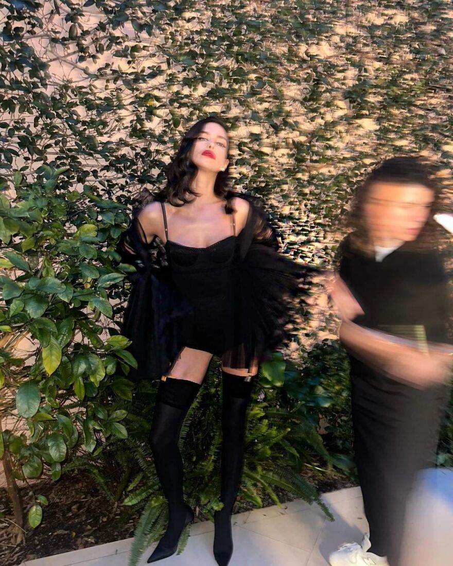 Ιρίνα Σάικ: Με κοντή μαύρη φούστα και ζαρτιέρες στο πάρτι μετά τα Όσκαρ