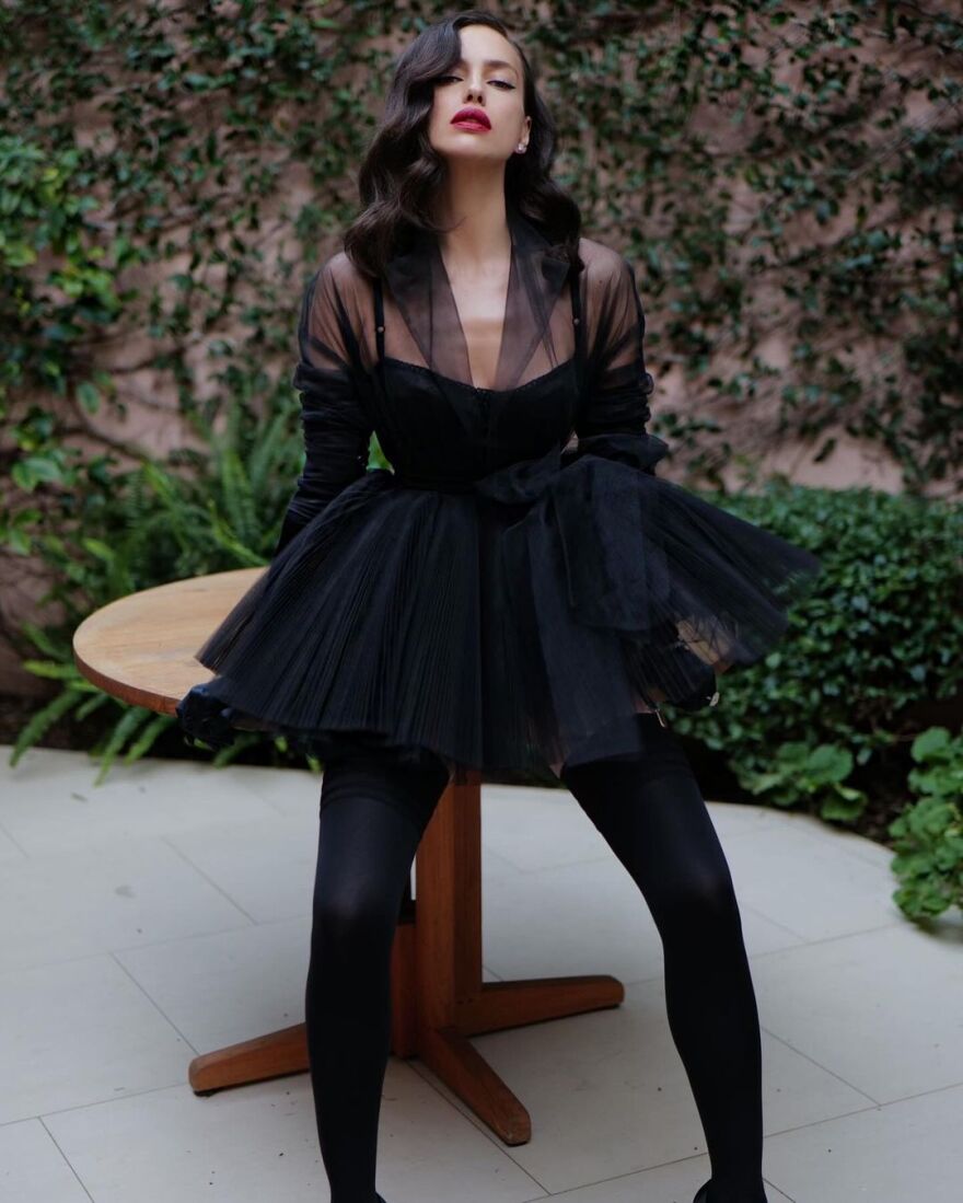 Ιρίνα Σάικ: Με κοντή μαύρη φούστα και ζαρτιέρες στο πάρτι μετά τα Όσκαρ