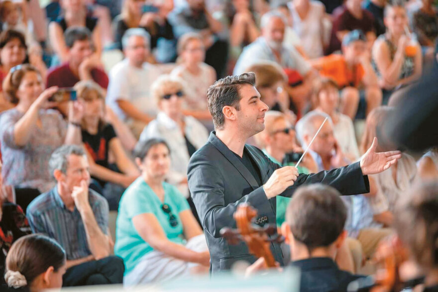 Διονύσης Γραμμένος, μαέστρος ετών 34 στη Φιλαρμονική του Λονδίνου