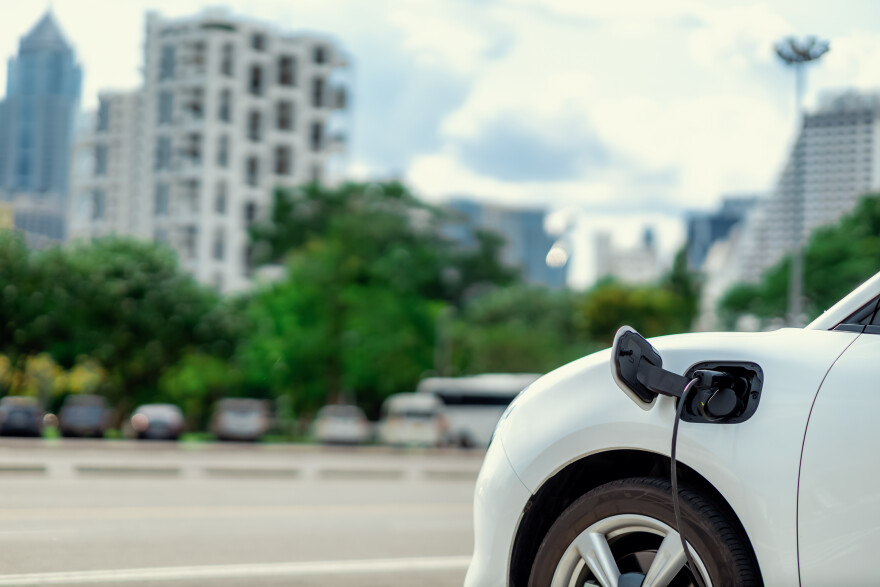 Πρόγραμμα «Κινούμαι Ηλεκτρικά»: Κίνητρα για ηλεκτρικά αυτοκίνητα και φορτιστές