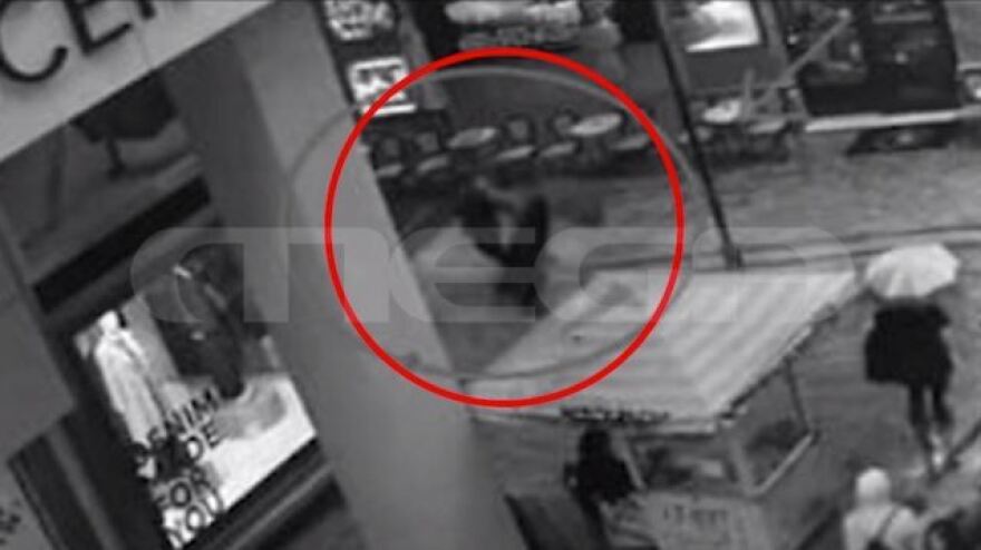 Φωτογραφίες από την άγρια επίθεση στην Ερμού - Η στιγμή που ο Ιρανός μαχαιρώνει την 22χρονη