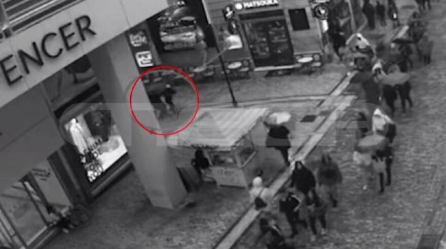 Φωτογραφίες από την άγρια επίθεση στην Ερμού - Η στιγμή που ο Ιρανός μαχαιρώνει την 22χρονη