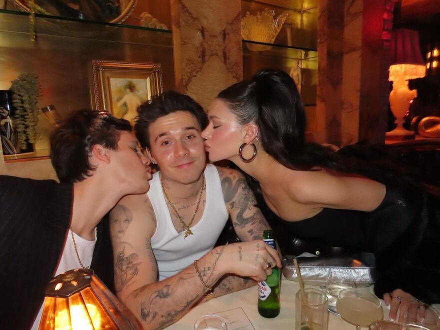 Σελένα Γκόμεζ: Γιόρτασε τα γενέθλια του Μπένι Μπλάνκο με κόκκινο φόρεμα και γούνα