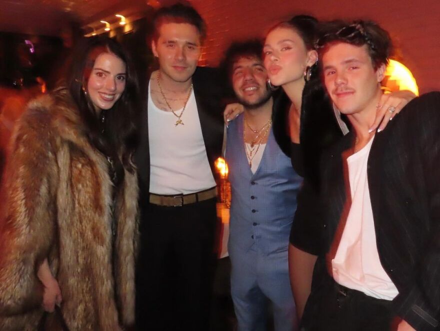 Σελένα Γκόμεζ: Γιόρτασε τα γενέθλια του Μπένι Μπλάνκο με κόκκινο φόρεμα και γούνα