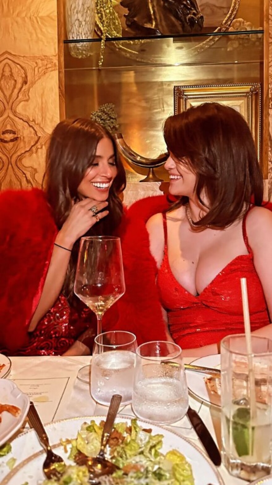 Σελένα Γκόμεζ: Γιόρτασε τα γενέθλια του Μπένι Μπλάνκο με κόκκινο φόρεμα και γούνα