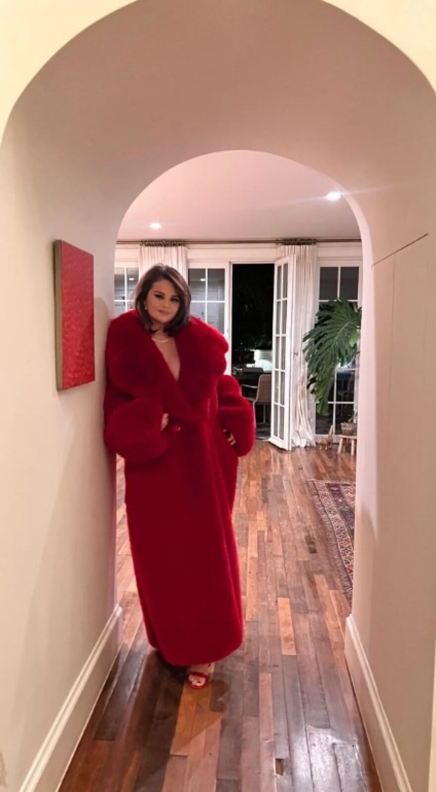 Σελένα Γκόμεζ: Γιόρτασε τα γενέθλια του Μπένι Μπλάνκο με κόκκινο φόρεμα και γούνα