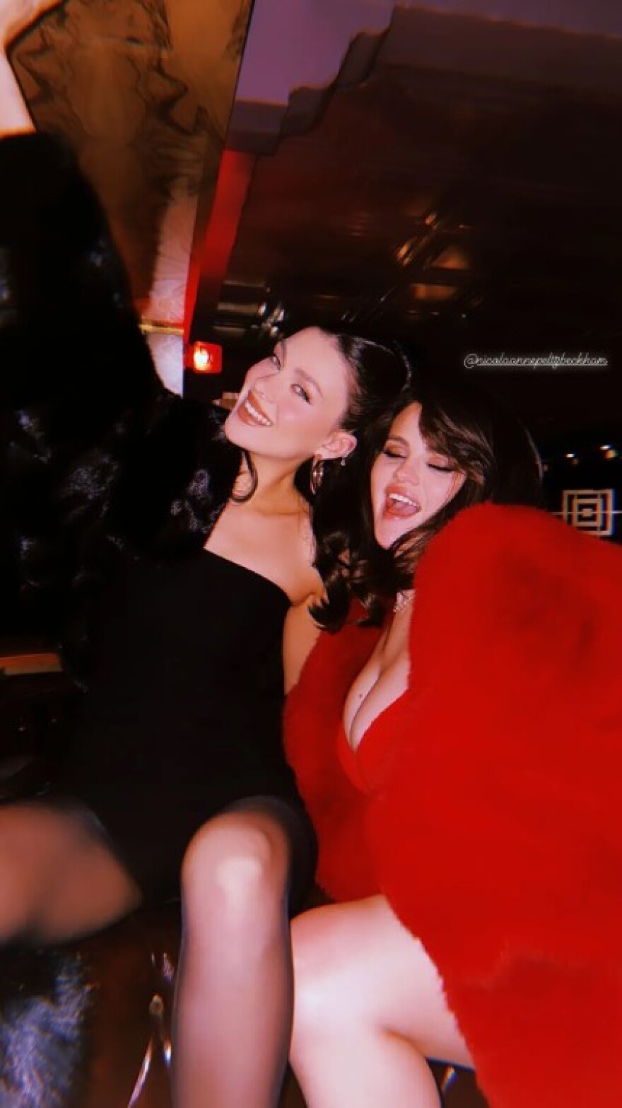 Σελένα Γκόμεζ: Γιόρτασε τα γενέθλια του Μπένι Μπλάνκο με κόκκινο φόρεμα και γούνα