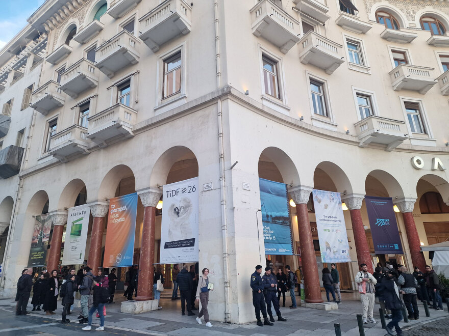 Συγκεντρώσεις στην Αριστοτέλους παρά την απαγόρευση - Η  ΕΛΑΣ απώθησε διαδηλωτές έξω από το Ολύμπιον για τα «Αδέσποτα Κορμιά»