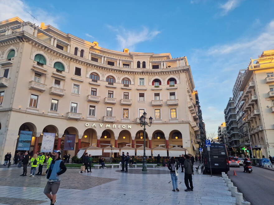 Συγκεντρώσεις στην Αριστοτέλους παρά την απαγόρευση - Η  ΕΛΑΣ απώθησε διαδηλωτές έξω από το Ολύμπιον για τα «Αδέσποτα Κορμιά»