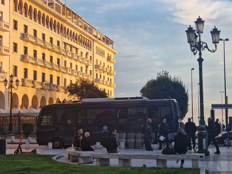 Συγκεντρώσεις στην Αριστοτέλους παρά την απαγόρευση - Η  ΕΛΑΣ απώθησε διαδηλωτές έξω από το Ολύμπιον για τα «Αδέσποτα Κορμιά»